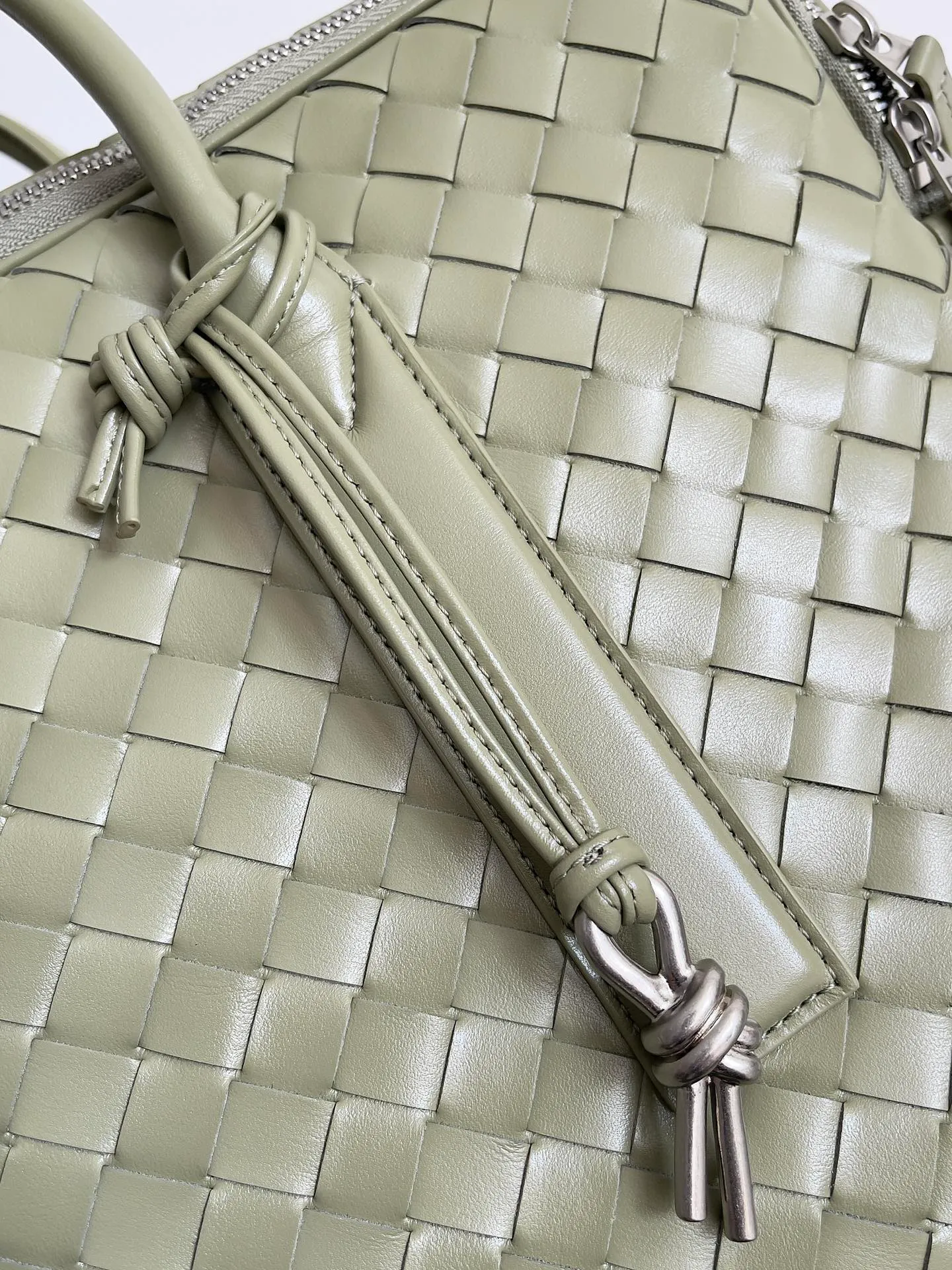 Batch 2720 Have you ever seen a briefcase that can be carried on your back? [Wit][Wit] BOTTEGA VENETA men's GETAWAY large briefcase. The practicality of being able to be carried on the back is indeed one of its major selling points. The design of the shoulder straps will not feel cumbersome even if worn for a long time. Whether it is a business meeting or daily diligence, you can do it with ease. Style number: 766361 Size: 39*28.5*8cm